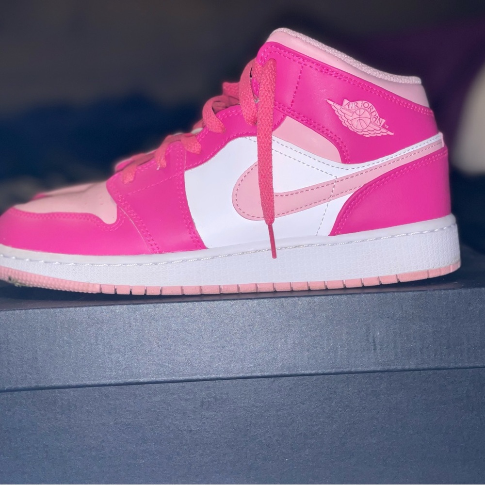 Pink Jordan’s youth size 7 used in great condition
